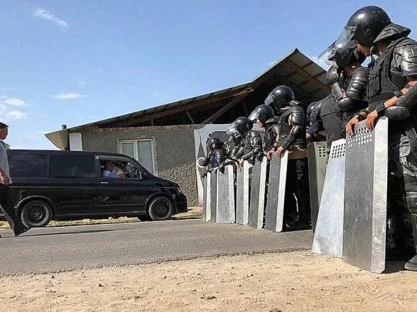 situatsiya-u-kirgizstan-v-rezultati-sutichok-ta-drugogo-shturmu-eks-prezident-zdavsya-vladi