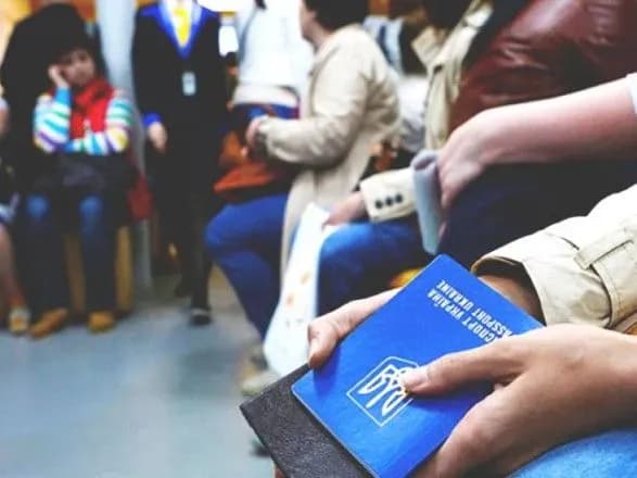 ekspert-derzhava-povinna-ne-namagatisya-zalishiti-molod-u-krayini-a-suprovodzhuvati-yiyi-za-kordonom