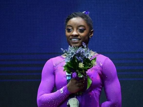 gimnastka-v-ssha-stala-pershoyu-u-sviti-sered-tikh-khto-vikonav-podviyne-salto-nazad-z-troma-gvintami