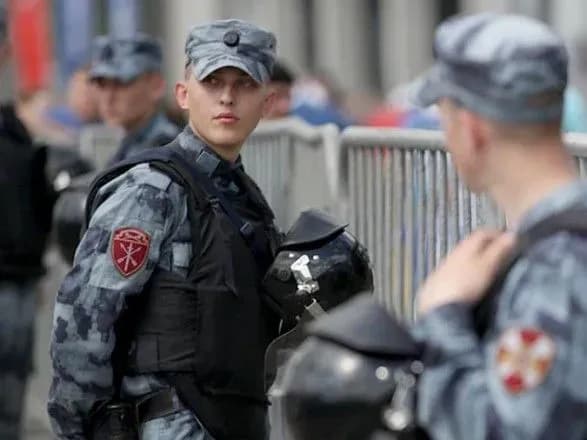 u-rosiyi-cholovik-vidkriv-vogon-po-spivrobitnikam-rosgvardiyi