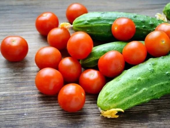 nbu-poyasniv-podorozhchannya-ogirkiv-ta-pomidoriv