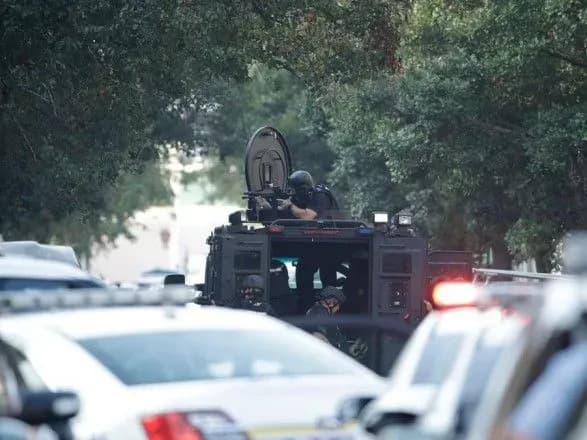 u-filadelfiyi-strilok-zvilniv-vsikh-zaruchnikiv-yogo-vmovlyayut-zdatisya