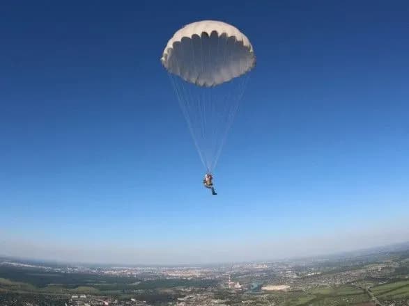 ne-rozkrivsya-parashut-zhinka-perezhila-padinnya-z-visoti-1-5-km