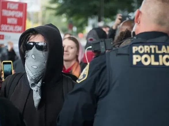 u-portlendi-na-odnochasnikh-aktsiyakh-ultrapravikh-organizatsiy-ta-antifashistiv-zatrimano-schonaymenshe-13-osib