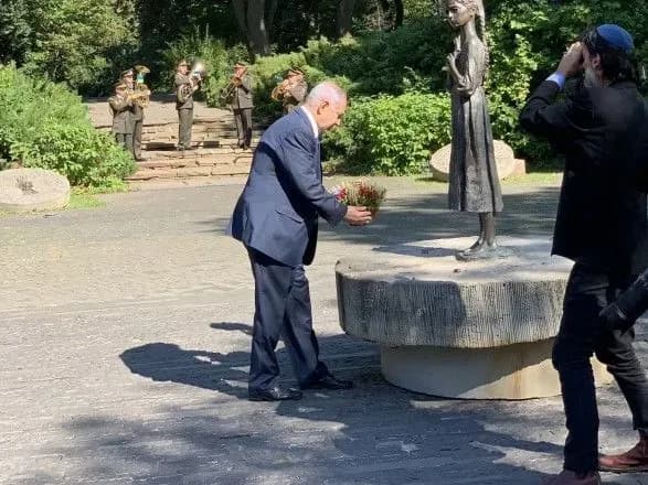 premyer-izrayilyu-rozpochav-vizit-do-ukrayini-z-pokladannya-kvitiv