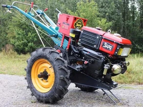 cholovik-vipav-z-za-kerma-motobloka-i-pomer