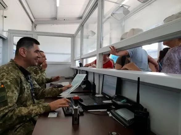 situatsiya-na-kpvv-na-donbasi-u-chergakh-zibralos-ponad-230-avtivok