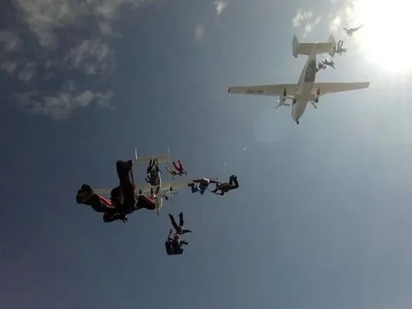 u-kharkovi-parashutisti-z-usogo-svitu-zibrali-v-nebi-trizub-ukrayini