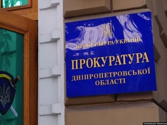 u-dnipri-opikuni-prikuvali-lantsyugom-za-shiyu-do-lizhka-8-richnogo-sina-prokuratura