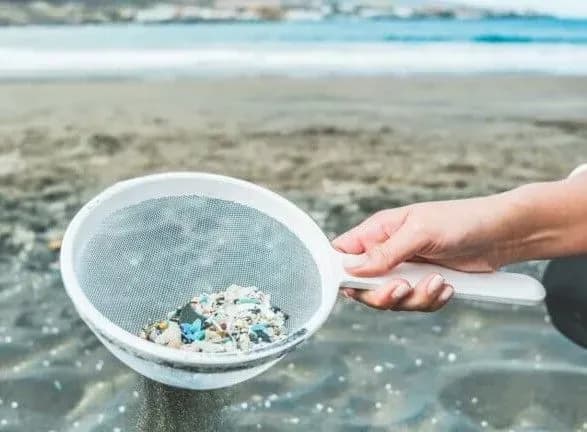 vooz-mikroplastik-u-vodi-ne-shkodit-zdorovyu