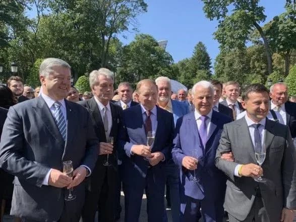 poroshenko-priyshov-na-priyom-u-zelenskogo-do-dnya-nezalezhnosti