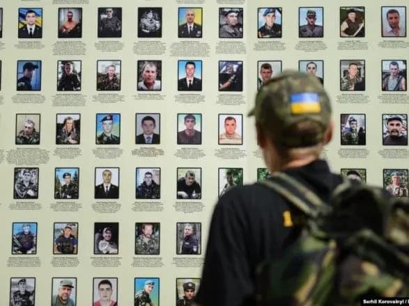 v-ukrayini-vpershe-ofitsiyno-vshanovuyut-zagiblikh-v-den-pamyati-zakhisnikiv