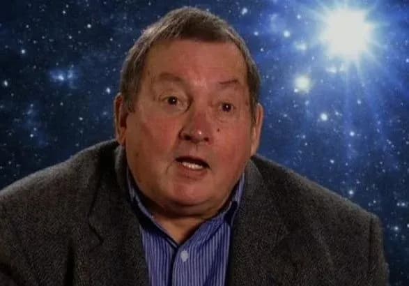 pomer-stsenarist-kultovogo-serialu-doktor-khto