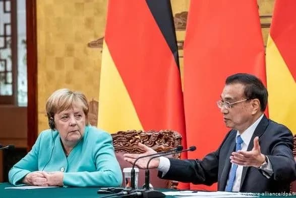 merkel-u-pekini-nagolosila-na-pravakh-ta-svobodakh-zhiteliv-gonkongu