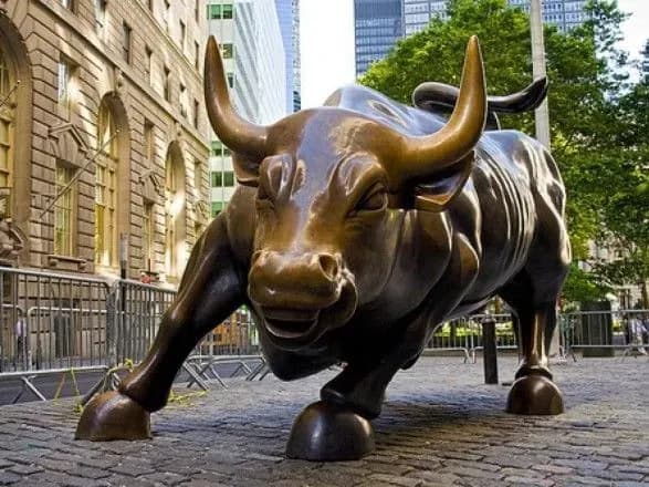 u-nyu-yorku-vandal-poshkodiv-statuyu-bika-z-uoll-strit