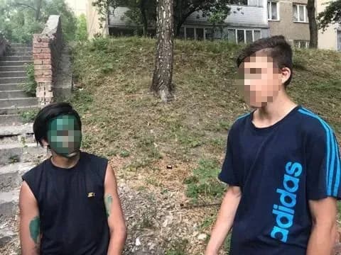 troye-pidlitkiv-pidut-pid-sud-za-znyate-na-video-zhorstoke-pobittya-cholovika