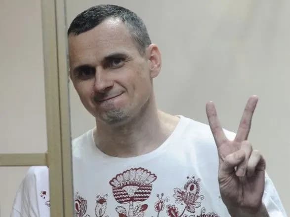 sentsov-spaliv-formu-uvyaznenogo-yaku-nosiv-u-rosiyskomu-poloni