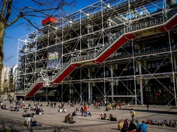 vidviduvach-tsentru-pompidu-v-parizhi-vdariv-nozhem-kartinu