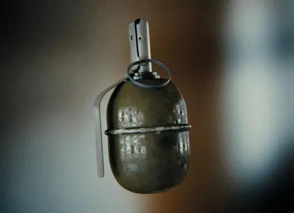 dnipropetrovschina-posered-mista-politsiya-zatrimala-cholovika-iz-granatoyu-u-kisheni