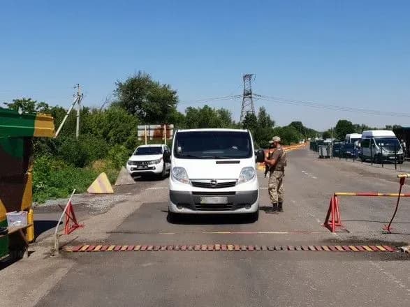 na-kpvv-u-zoni-oos-u-chergakh-zastryagli-mayzhe-300-avtivok