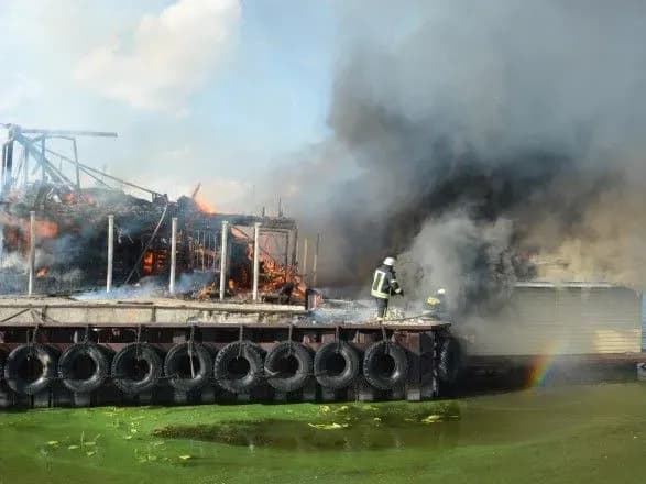 u-dnipri-gorila-plavucha-pristan