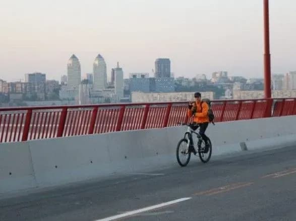 cherez-slidchi-diyi-u-dnipri-perekriyut-rukh-na-novomu-mostu