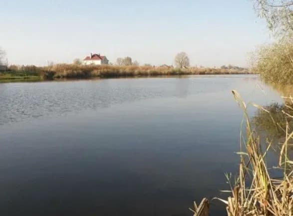 u-dnipri-kanalizatsiyni-stoki-skidalisya-do-ozera-pidozryuyut-posadovtsya
