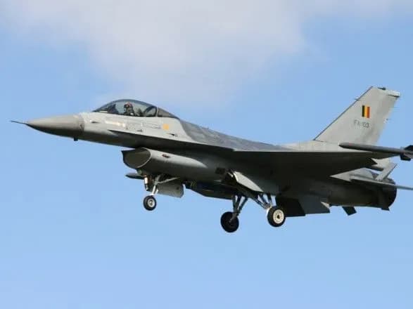 pilot-pislya-avariyi-belgiyskogo-vinischuvacha-u-frantsiyi-povis-na-visokovoltnomu-droti