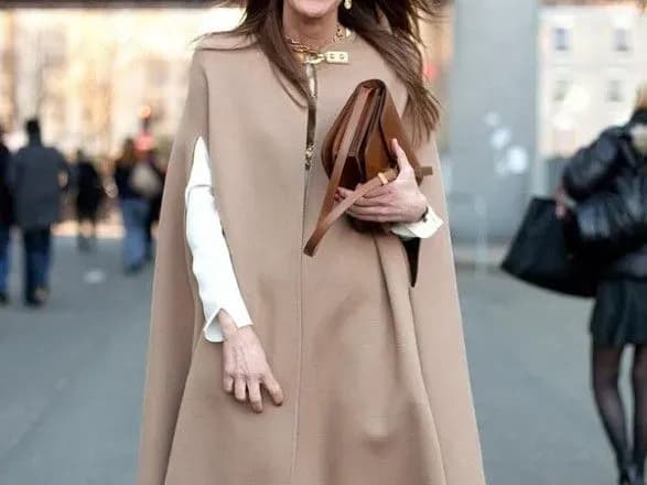 khitom-oseni-u-modnits-bude-keyp-zamist-zvichaynogo-palto-dizayner