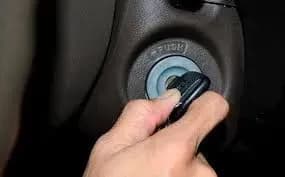 u-kiyevi-netvereziy-pratsivnik-sto-vikrav-avtomobil-kliyenta-i-potrapiv-u-dtp