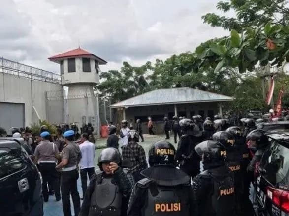 zavorushennya-v-indoneziyi-zaginulo-20-lyudey-desyatki-poraneni