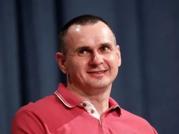 sentsov-zayaviv-scho-gotoviy-potisnuti-ruku-putinu-zaradi-zvilnennya-politvyazniv