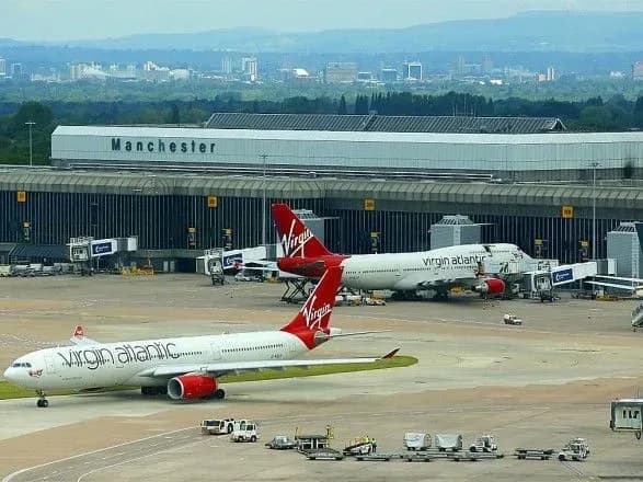 v-aeroportu-manchestera-politsiya-provela-kontrolovaniy-pidriv-pidozrilogo-predmeta