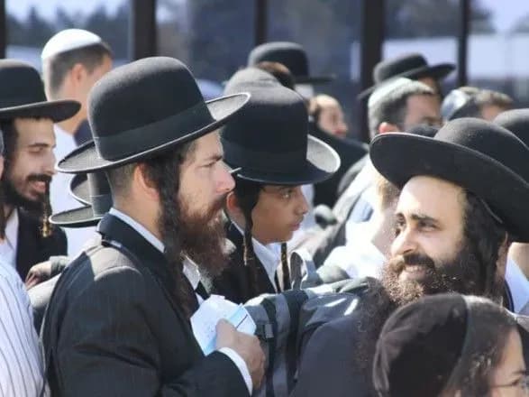 v-umani-pid-chas-perebuvannya-palomnikiv-khasidiv-tsini-za-zhitlo-dosyagayut-25-tis-grn-za-dobu