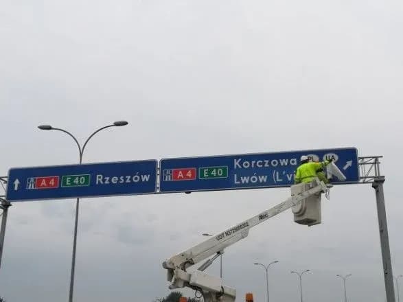 u-polschi-dublyuvatimut-napisannya-lwow-ukrayinskim-variantom-lviv