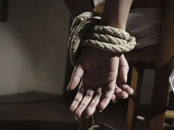 cholovik-vikrav-ditinu-pokinuvshi-kolishnyu-druzhinu-zvyazanoyu-u-khosteli