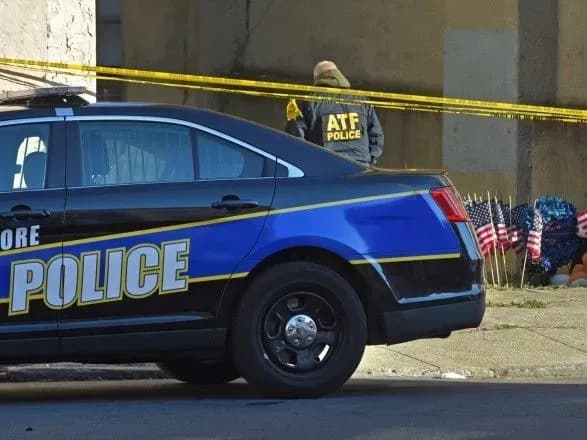 amerikanski-politseyski-zastrelili-cholovika-yakiy-napav-na-vidviduvachiv-tts-z-nozhem