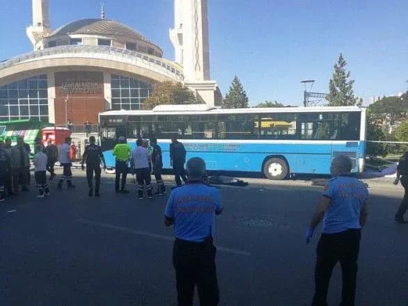 u-rezultati-nayizdu-avtobusu-na-zupinku-v-ankari-zaginulo-schonaymenshe-tri-lyudini