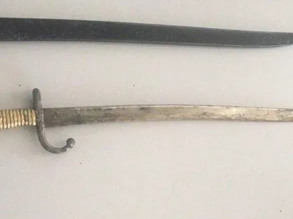 ukrayinets-viz-iz-polschi-kolektsiyni-moneti-ta-starovinniy-nizh