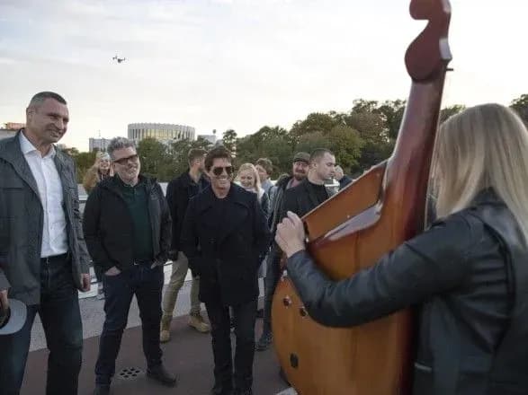 ekskursiya-na-gelikopteri-pishokhidniy-mist-ta-selfi-yak-tom-kruz-kiyevom-gulyav