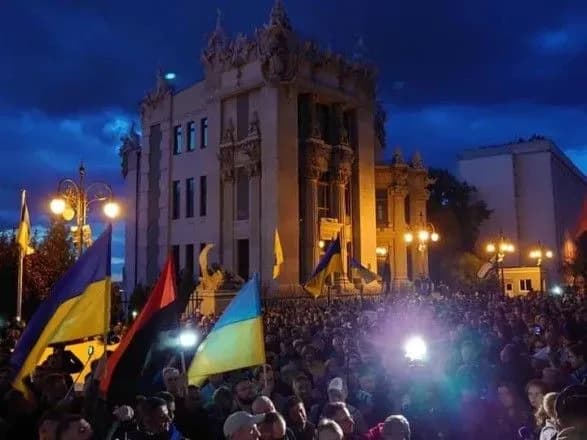 aktivisti-vlashtuyut-protest-pid-ofisom-zelenskogo-cherez-pidpisannya-formuli-shtaynmayyera