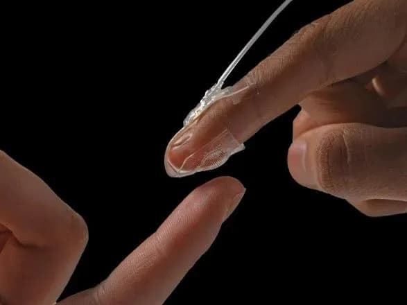 u-shveytsariyi-stvorili-shtuchnu-shkiru-yaka-peredaye-vidchuttya-z-virtualnoyi-realnosti