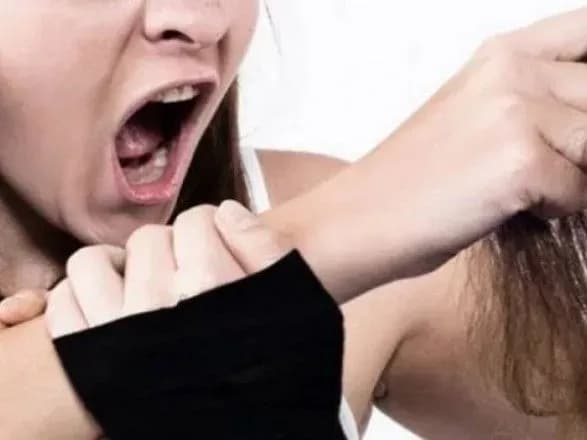 bili-dushili-i-vkrali-planshet-dvoye-15-richnikh-divchat-poznuschalis-nad-podrugoyu