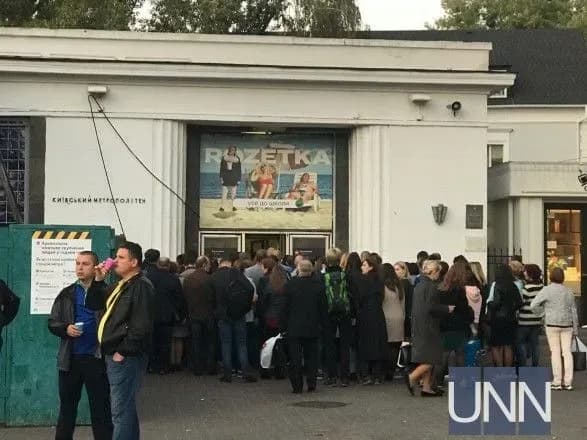 u-kiyevi-bilya-stantsiyi-metro-arsenalna-natovp-vkhid-zakritiy