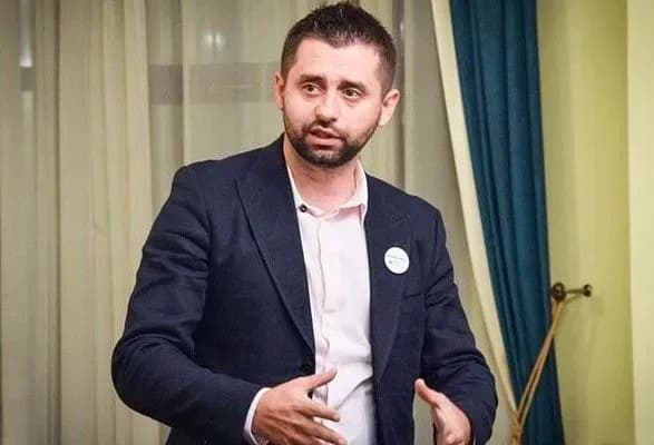 arakhamiya-dubinskiy-prodast-sviy-avtopark-i-mi-skazhemo-mvf-do-pobachennya