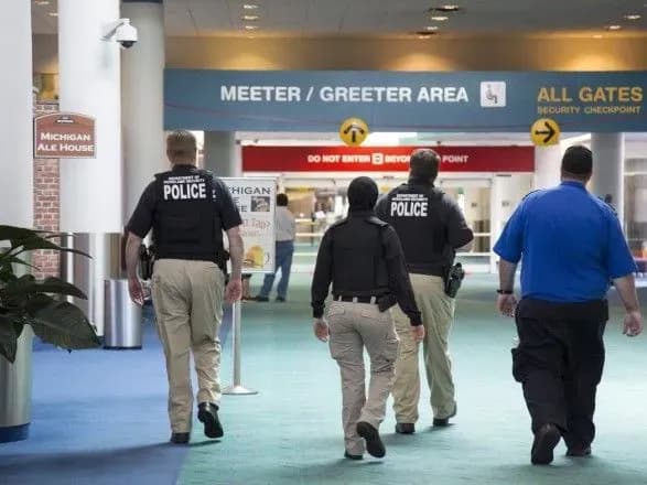 fbr-dopitalo-deputata-z-rosiyi-v-aeroportu-nyu-yorka