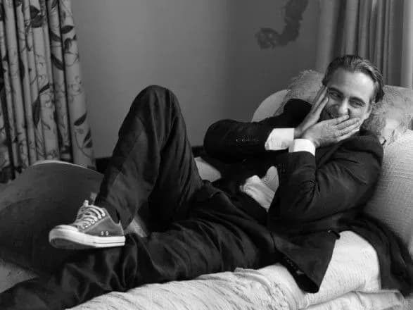 zirka-dzhokera-khoakin-feniks-znyavsya-mokrim-dlya-glyantsyu