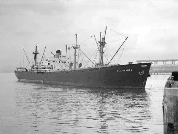 u-braziliyi-v-zabrudnenni-plyazhiv-zvinuvachuyut-nimetske-sudno-chasiv-drugoyi-svitovoyi