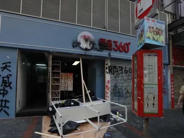 situatsiya-u-gonkonzi-protestuvalniki-zastosuvali-plyashki-iz-zapalnoyu-sumishshyu-v-metro