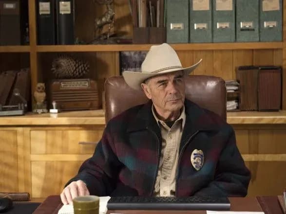 pomer-nominant-premiyi-oskar-ta-vikonavets-roley-u-tvin-piks-ta-dzheki-braun-robert-forster